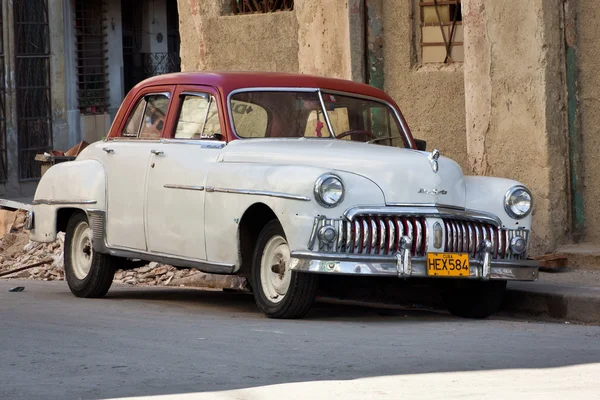 Velho carro americano clássico, um ícone de Havana — Fotografia de Stock