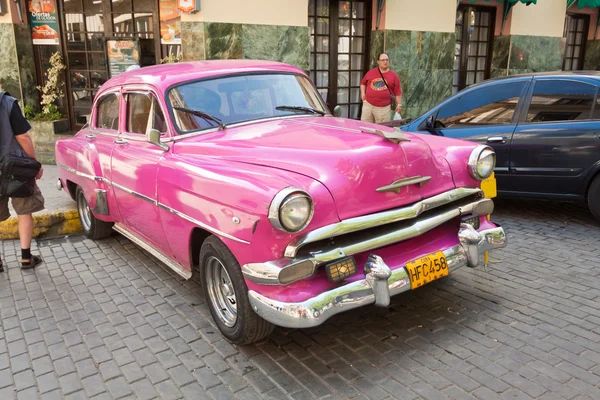 Klasyczny samochód przed el floridita w Hawanie — Zdjęcie stockowe