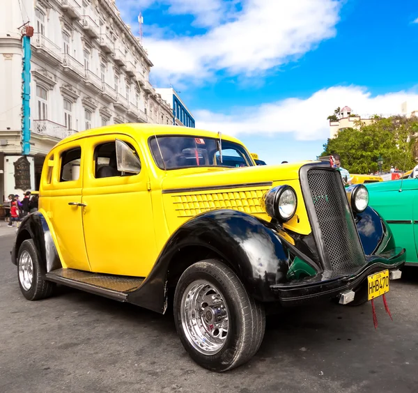 Carro Ford clássico em um belo dia em Havana — Fotografia de Stock