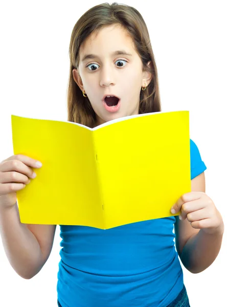 Piękna dziewczynka hiszpanin czytania biały na białym tle na — Zdjęcie stockowe