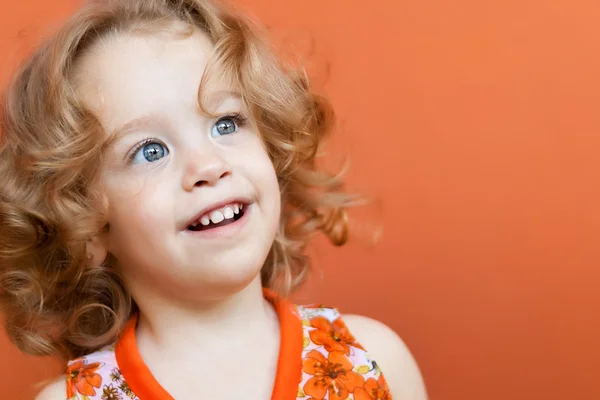 Portrait of a small girl with beautiful blue eyes — Stock Photo, Image