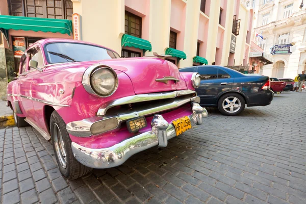 Классический автомобиль перед Эль Флоридита в Гаване Стоковое Фото