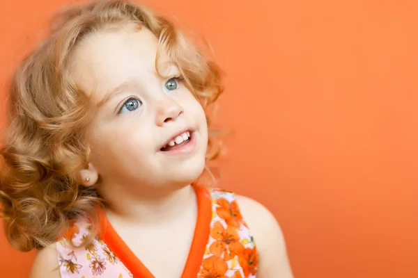 Красивая маленькая девочка с кудрявыми светлыми волосами — стоковое фото