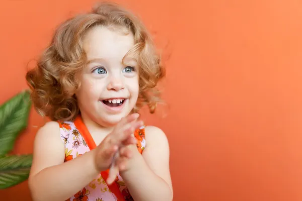 Liten tjej med vackra blå ögon och blont hår — Stockfoto