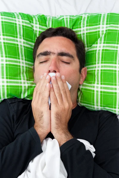 Sjuk man försöker undvika hosta eller kräkningar — Stockfoto