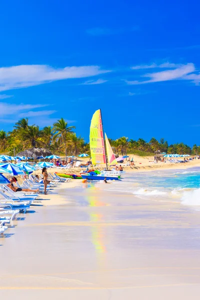 Туристы на пляже Варадеро на Кубе — стоковое фото