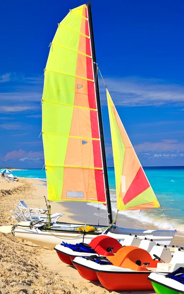 在古巴的巴拉德罗海滩上双体船 — 图库照片