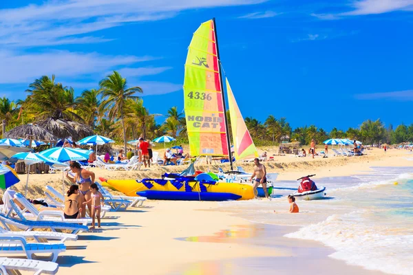 Turisté na pláži varadero na Kubě — Stock fotografie