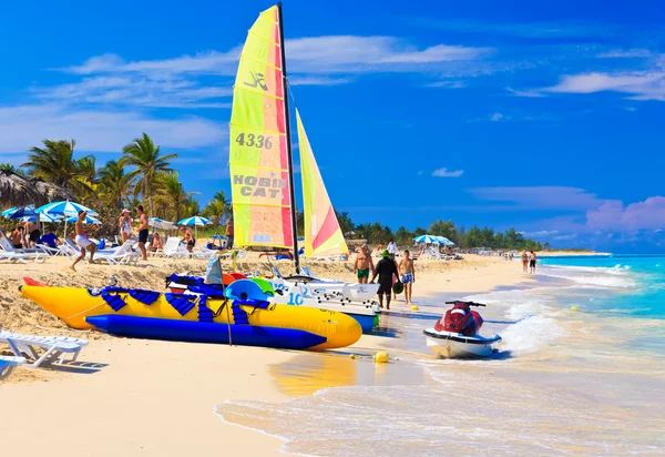Turystów na plaży varadero na Kubie — Zdjęcie stockowe