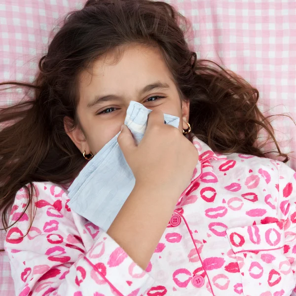 Hspanic flicka sjuk i influensa och nysa — Stockfoto