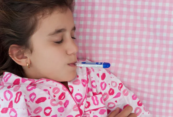 Doente hispânico menina com um termômetro na boca — Fotografia de Stock