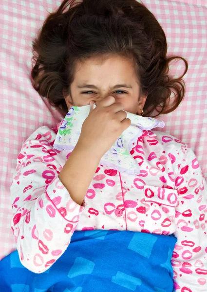 İspanyol kız hasta yatağında döşeme grip — Stok fotoğraf