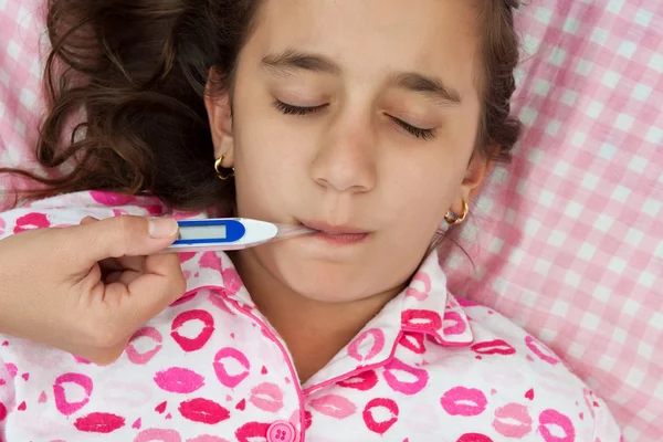 Hispán lány beteg az ágyában feküdt láz — Stock Fotó
