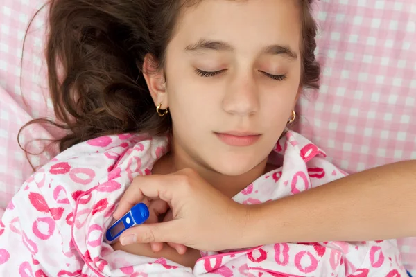 西班牙裔女孩生病发烧躺在她床上 — 图库照片