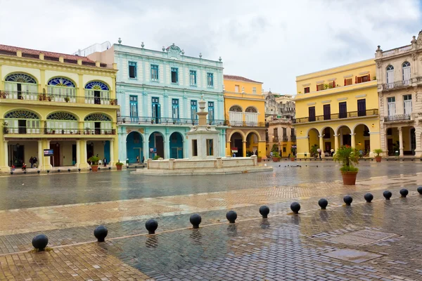 在哈瓦那老城中的一个里程碑维嘉广场 la 下雨 — 图库照片