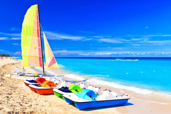 La playa en Cuba en un hermoso verano — Foto de Stock