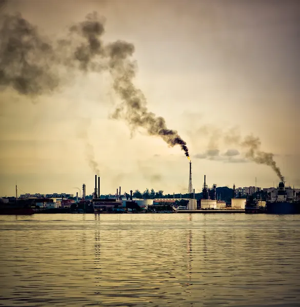 Refinaria de petróleo poluindo a atmosfera — Fotografia de Stock