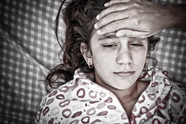 一个小女孩生病发烧的悲伤肖像 — 图库照片