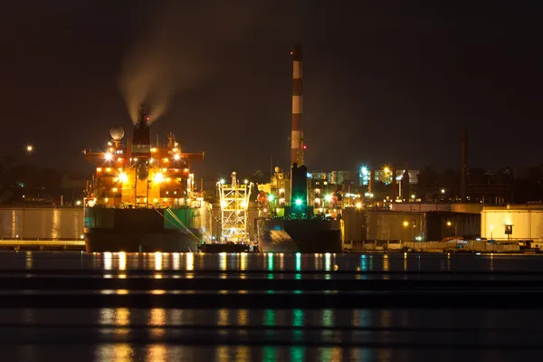 Нафтовий танкер розвантажує вантажі вночі — стокове фото