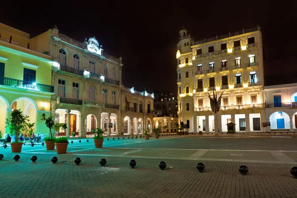 Słynny plac w starej Hawanie oświetlony w nocy — Zdjęcie stockowe