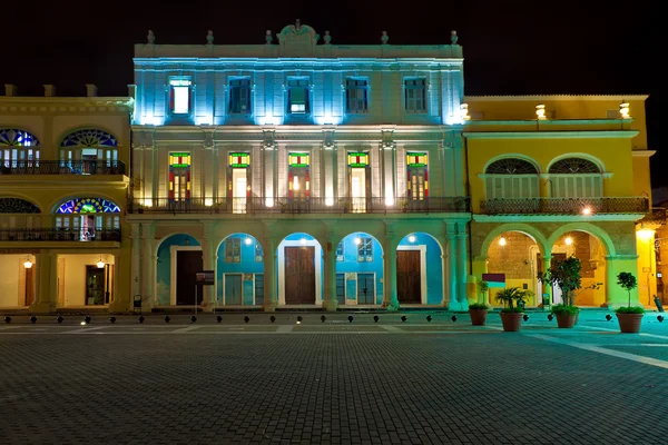 在晚上老哈瓦那的历史建筑物 — 图库照片