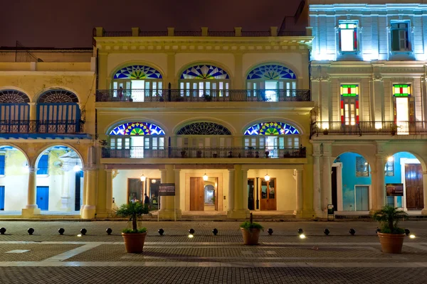 Bâtiments historiques dans la Vieille Havane la nuit — Photo