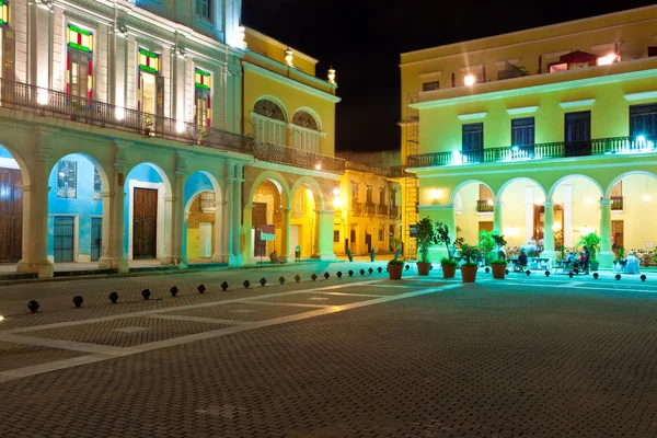 夜に照らされる古いハバナの有名な広場 — ストック写真