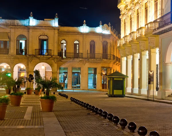 Famosa plaza en La Habana Vieja iluminada por la noche —  Fotos de Stock