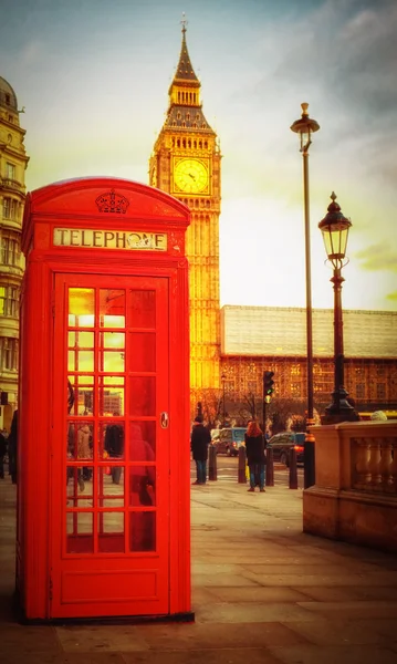 Zachód słońca w Londynie z budki telefonicznej i big ben — Zdjęcie stockowe