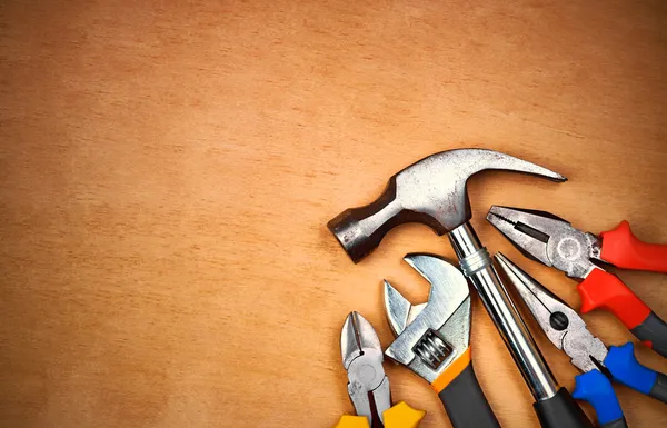 Set voor handmatige tools over een houten paneel — Stockfoto