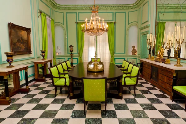 Bella sala da pranzo con mobili antichi di lusso — Foto Stock