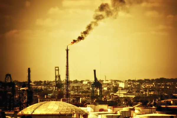 Atmosferi kirleten petrol rafinerisi — Stok fotoğraf