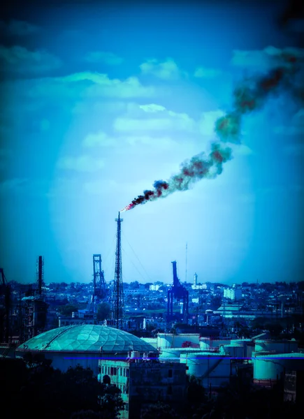 Olieraffinaderij vervuiling van de atmosfeer — Stockfoto