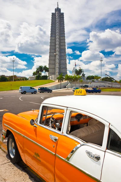 Vanha auto pysäköity vallankumousaukiolle Havannassa — kuvapankkivalokuva