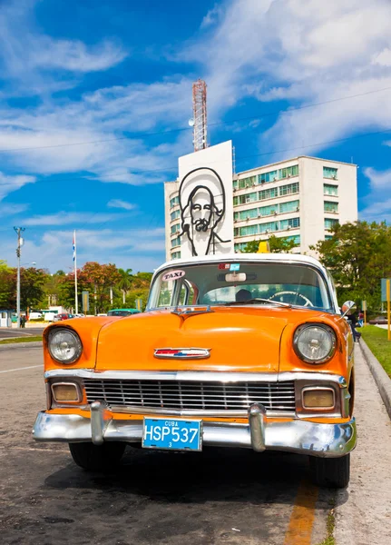 Staré auto zaparkováno na náměstí revoluce v Havaně — Stock fotografie