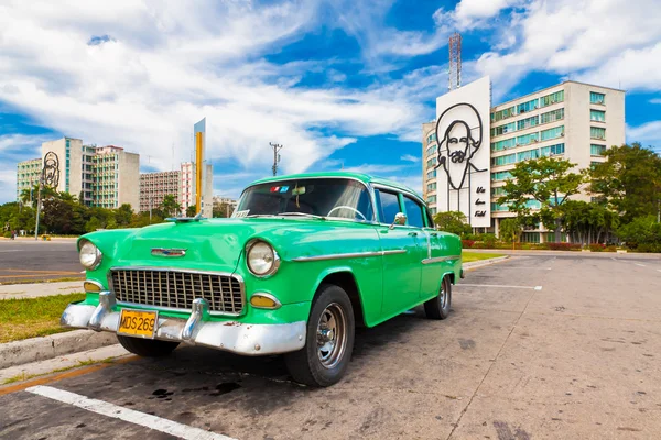 Gamla bil parkerad på revolution square i Havanna — Stockfoto