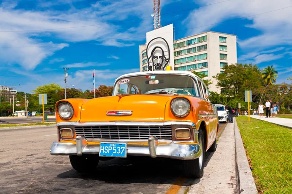 Oude auto in het plein van de revolutie in havana — Stockfoto