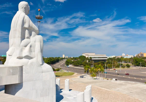 雕像的何塞 · 马蒂俯瞰哈瓦那 — 图库照片