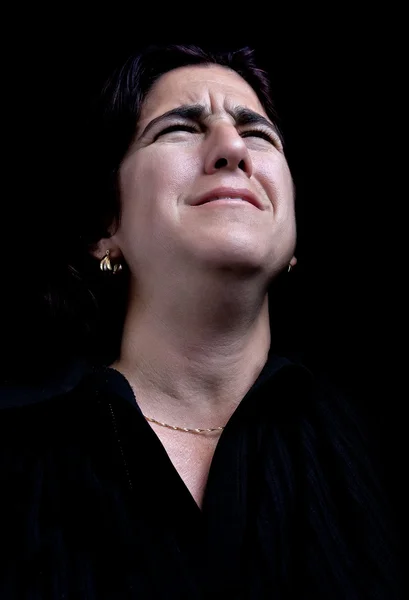 Velmi smutný a depresivní žena na černém pozadí — Stock fotografie