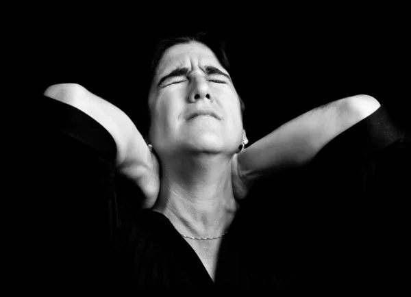 Retrato en blanco y negro de una mujer estresada — Foto de Stock