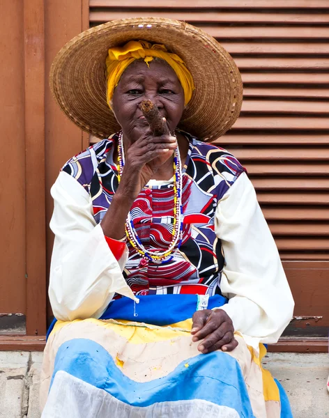 Mulheres em Havana Antiga fumar charutos cubanos — Fotografia de Stock