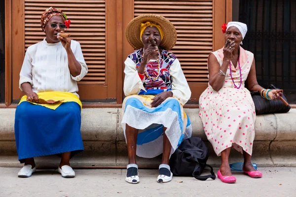 Mujeres en La Habana Vieja fumando cigarros cubanos — Foto de Stock