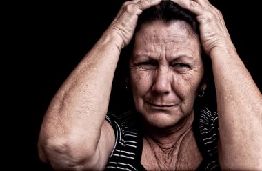 baş ağrısı muzdarip yaşlı bir kadın portresi Grunge