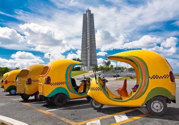 Typiska kubanska taxibilar i Havanna — Stockfoto