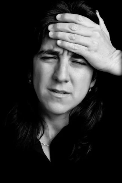 Mujer estresada que sufre de dolor de cabeza —  Fotos de Stock
