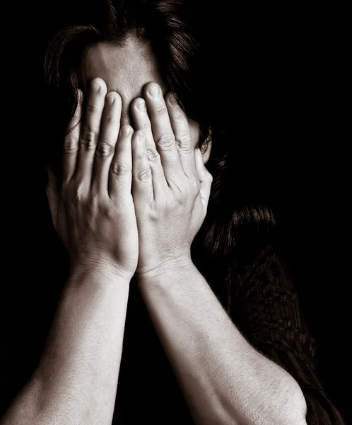 Молодая женщина плачет — стоковое фото