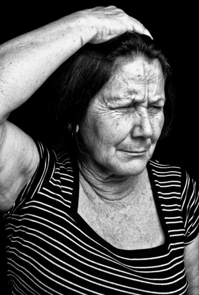 Retrato grunge de una anciana con dolor de cabeza — Foto de Stock