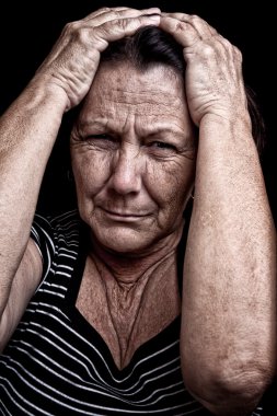 yaşlı, üzgün bir kadın portresi Grunge