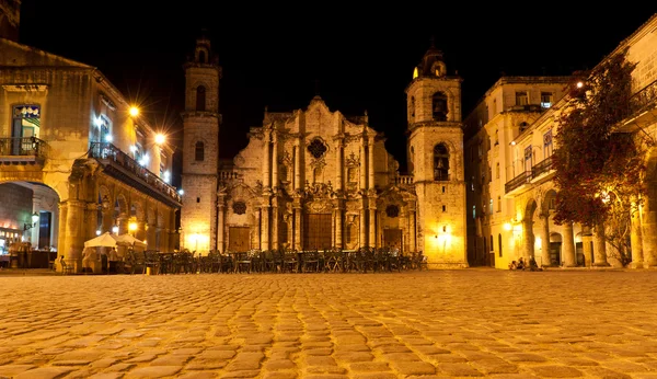 Die kathedrale von havana bei nacht — Stockfoto