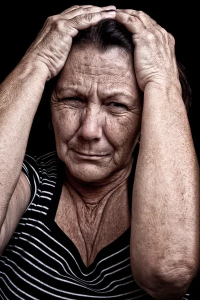Yaşlı, üzgün bir kadın portresi Grunge — Stok fotoğraf